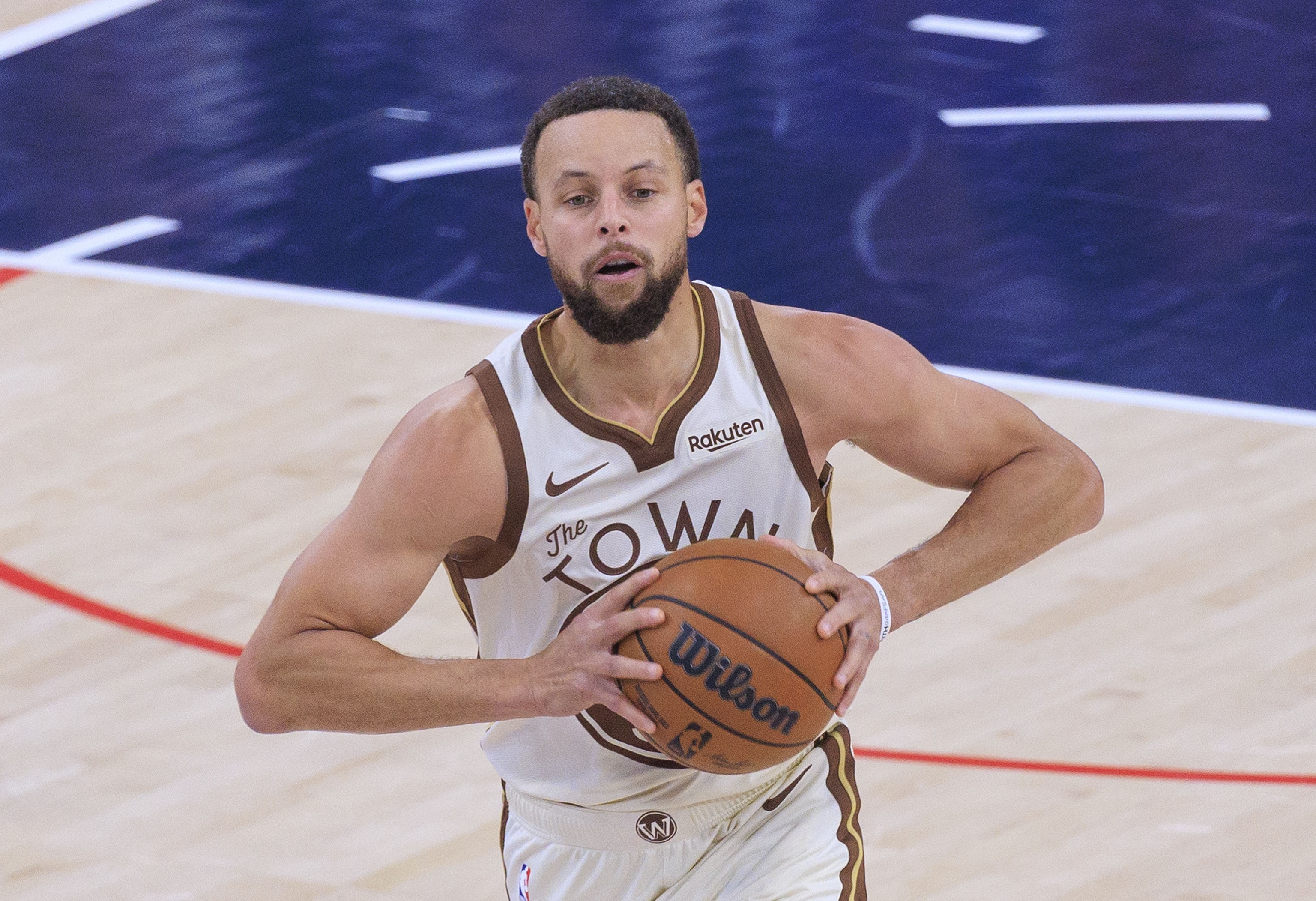 攻傳俱佳！庫里首節(jié)6投4中 砍下10分4助攻&正負值+4