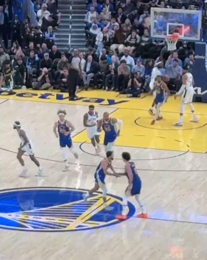 大哥很欣慰！小桂子空位不投 給大空位庫里 庫里三分轟進(jìn)前去擊掌