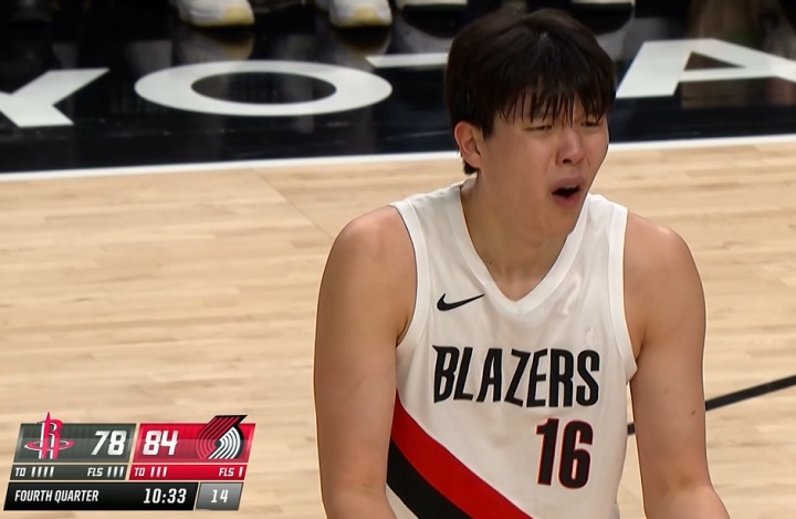 又我犯規(guī)??？楊瀚森跟海王纏抱！小楊吃5犯&被氣出表情包！