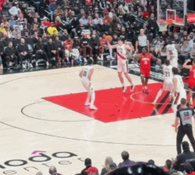 機(jī)警~楊瀚森直接一把斷走了謝潑德的傳球 但是數(shù)據(jù)欄沒算他搶斷！