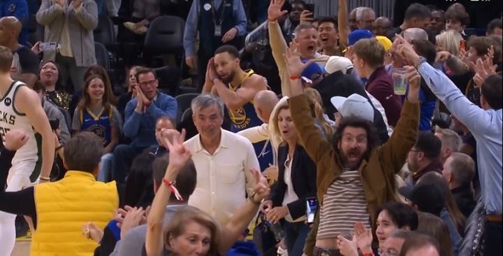 ??又見晚安！庫里閃轉(zhuǎn)騰挪撤步踩線三分殺死比賽 送雄鹿晚安！