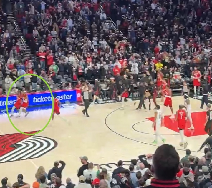 白跑了！伊森“絕殺”后繞場半圈慶祝 奧科吉也摟上一起奔跑！