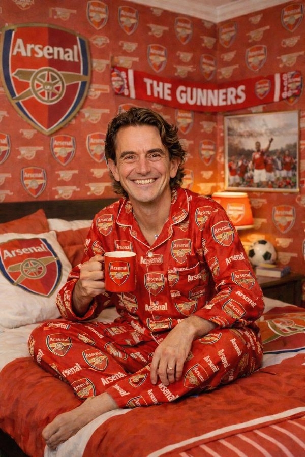 神P图！摩根晒出热刺主教练弗兰克全身阿森纳元素合成图