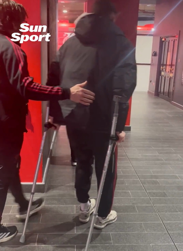 傷退后拄拐離開(kāi)！英媒：利物浦方面擔(dān)心布拉德利傷情嚴(yán)重