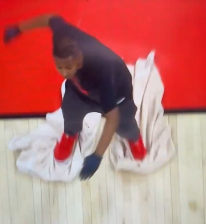 看來是非打不可了！公牛工作人員直接雙腳踩抹布在場(chǎng)上行走拖地！