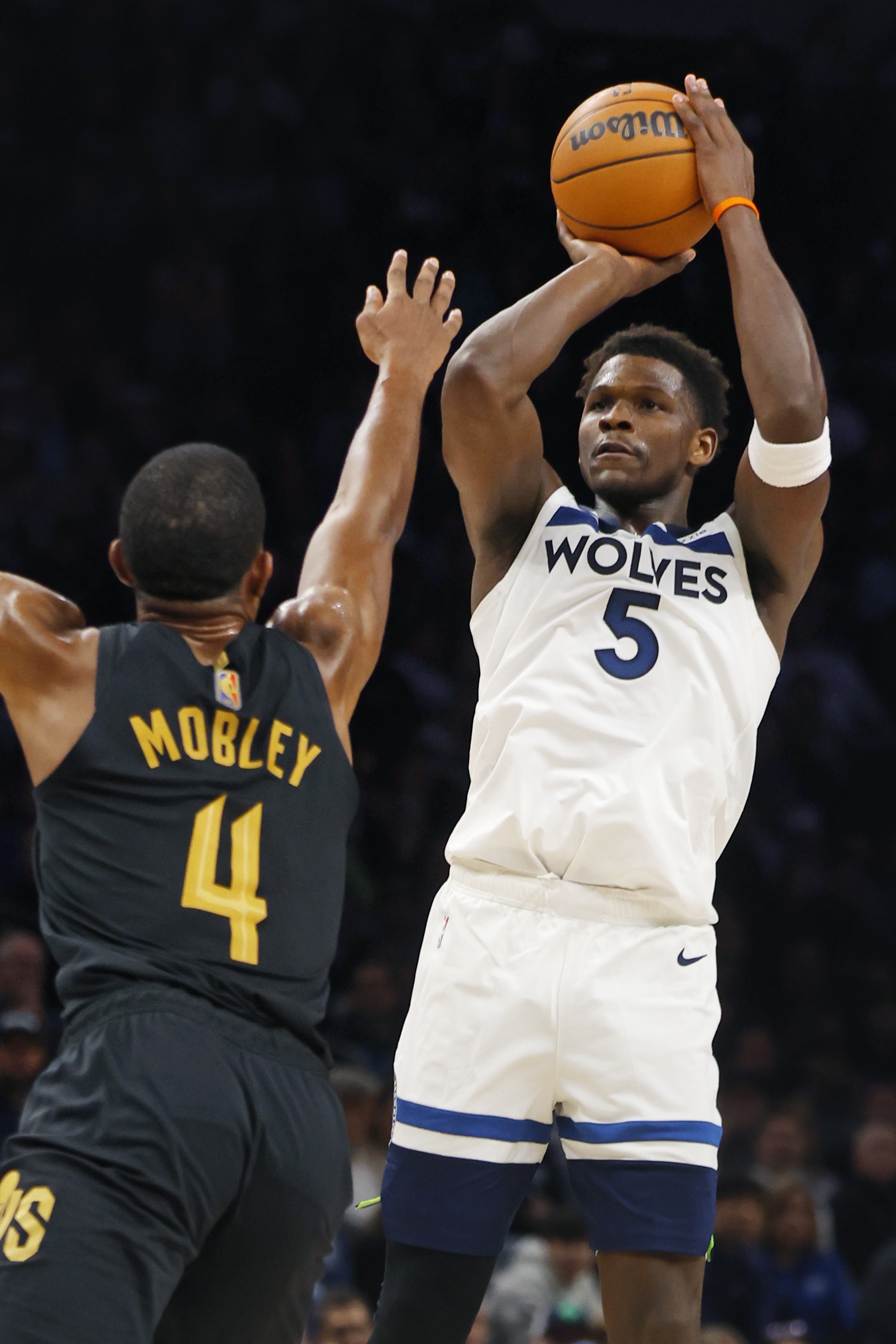 【体坛热点】莫布里穿⚾你的签⬇️名鞋打你？华子：我们从小⚽就