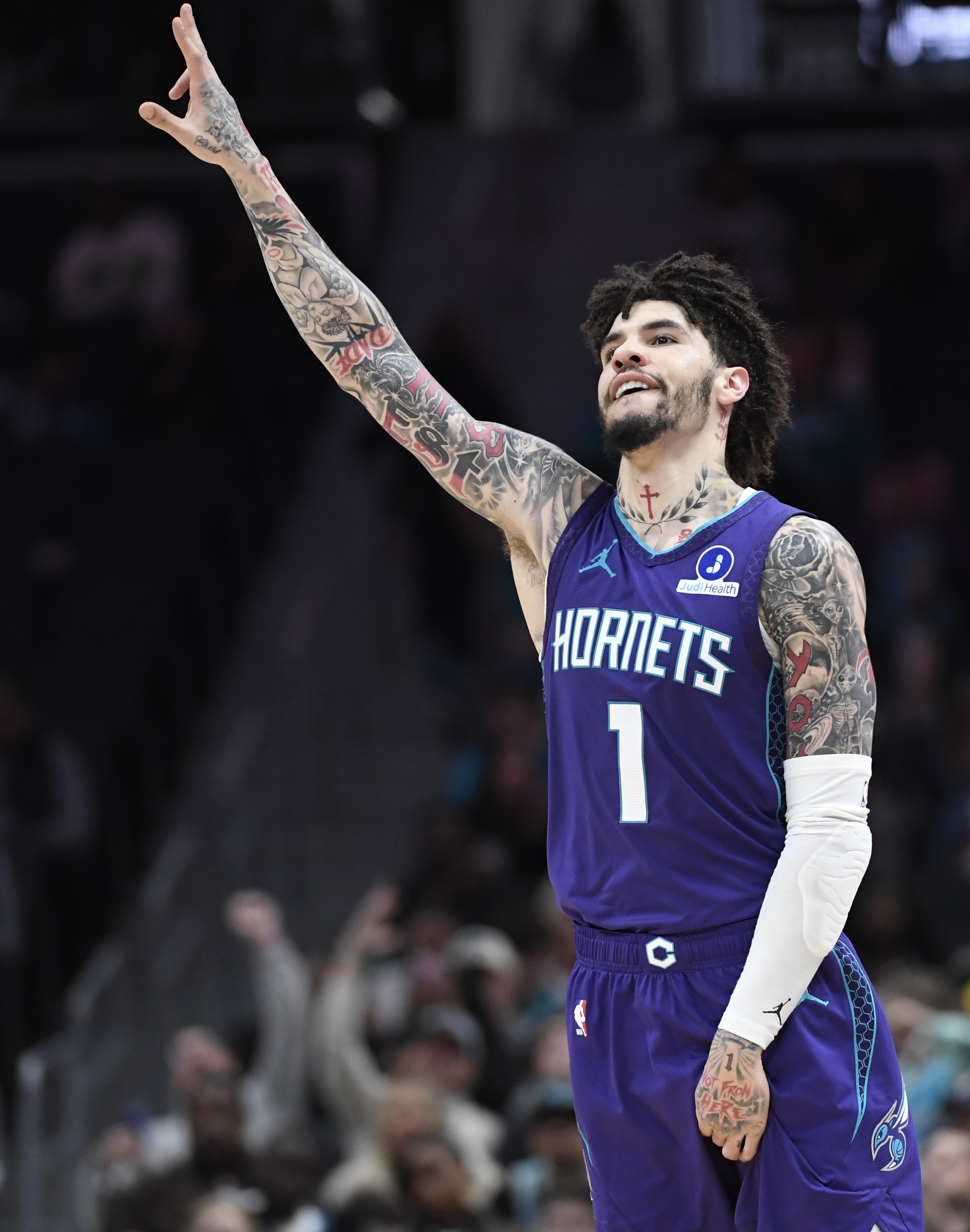 【不可思议】虎头蛇尾！三球前三节33分末节4中0挂蛋 另有3板8助3断&正负值+19(图1)