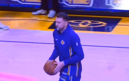 迅速補(bǔ)充能量？東契奇在熱身時(shí)嚼了一根棒棒糖??