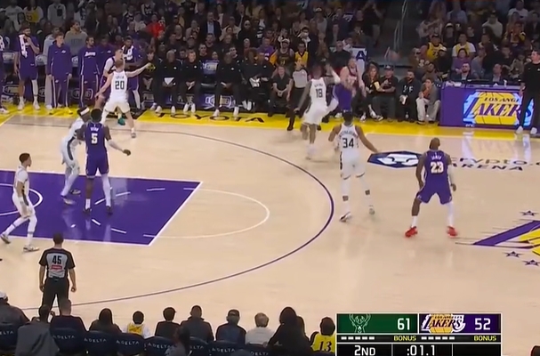 太倉(cāng)促！東契奇最后一秒跳傳詹姆斯 后者遭遇字母嚴(yán)防無(wú)奈放棄！