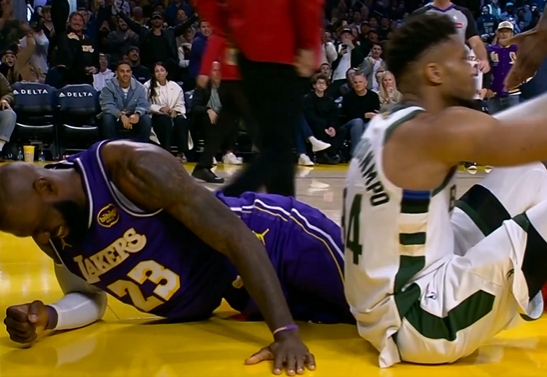 【体育热点】詹姆斯超高难度后仰+抢断字母上篮反超比❗分 落➡