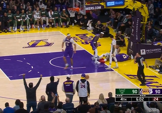 【体育热点】詹姆斯超高难度后仰+抢断字母上篮反超比❗分 落➡️地差点受伤(图2)