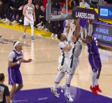 【体育热点】詹姆斯超高难度后仰+抢断字母上篮反超比❗分 落➡️地差点受伤(图3)