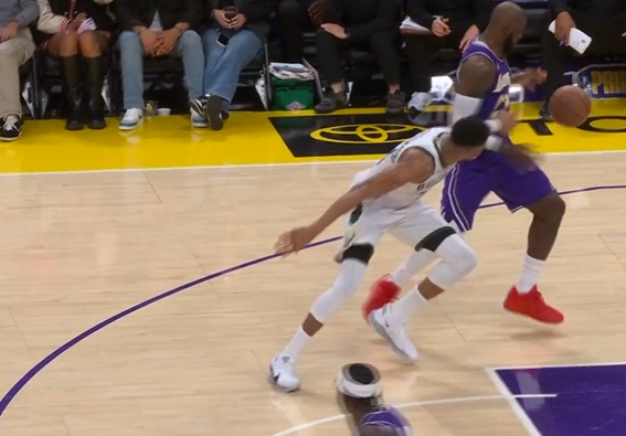 【体育热点】詹姆斯超高难度后仰+抢断字母上篮反超比❗分 落➡️地差点受伤(图4)