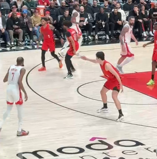 意識(shí)到位！杜蘭特欲單打楊瀚森 小楊趕緊示意樂(lè)福過(guò)來(lái)協(xié)防！