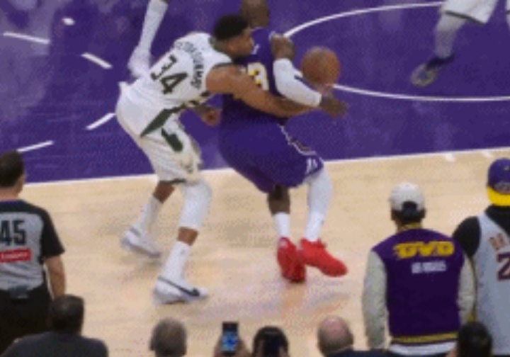 詹姆斯：我在關(guān)鍵時刻失誤&太糟糕了 字母哥那次防守很精彩