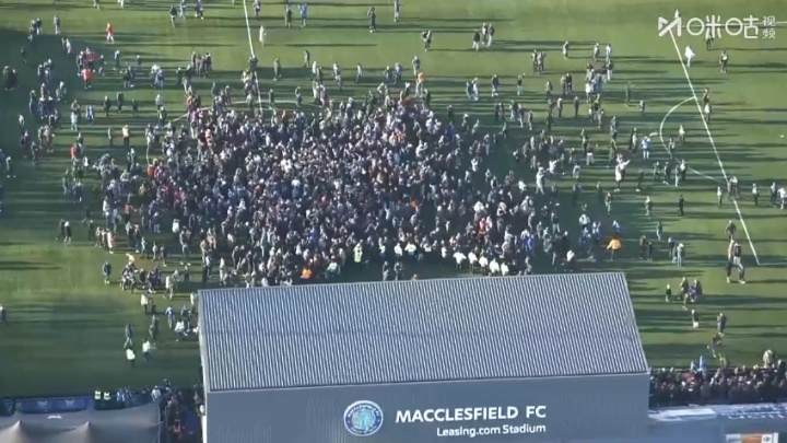 嗨爆了！麥克爾斯菲爾德?lián)魯∷m晉級(jí)，球迷涌入場(chǎng)內(nèi)瘋狂慶祝