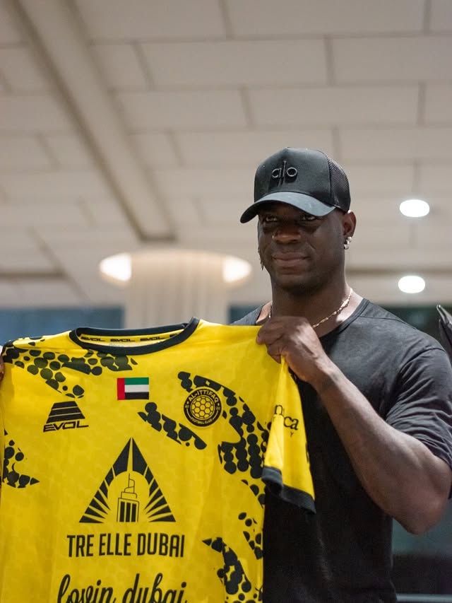 加盟在即！阿聯酋球隊官方曬照，巴洛特利手持自己印號的9號球衣