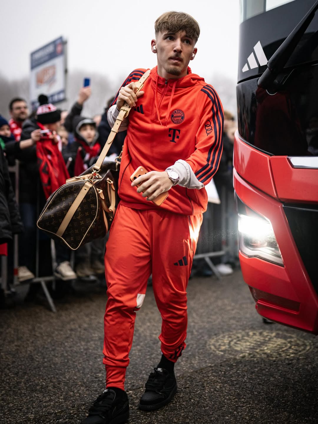 图片报介绍17岁卡尔：偶像厄德高、10岁儿皇梦、钟情时尚奢侈品