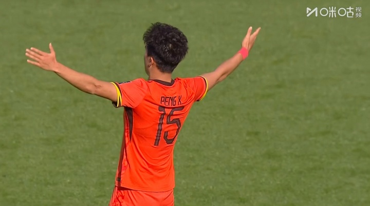 逆足爆射攻破袋鼠球門！彭嘯破門后雙手張開模仿貝林厄姆慶祝