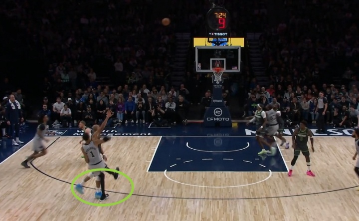 虧麻了！戈貝爾墊腳文班被吹一級(jí)惡意+技犯 馬刺罰4球還有球權(quán)！