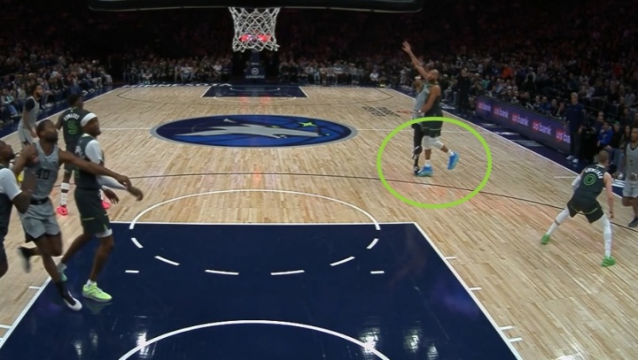 這真虧大了！戈貝爾墊腳文班被吹一級(jí)惡意 惡犯積6分下場(chǎng)要禁賽