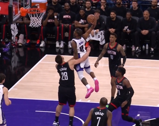 蒙大將軍在此誰敢橫刀立馬！蒙克中路起飛迎著申京單手戰(zhàn)斧劈扣