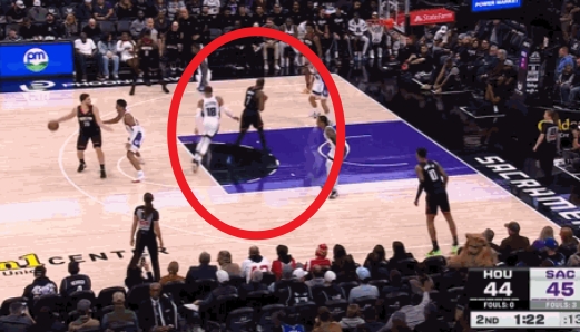 連牌都不會發(fā)？杜蘭特成功跑出卷切戰(zhàn)術(shù)&申京不傳球 KD無奈拍掌！