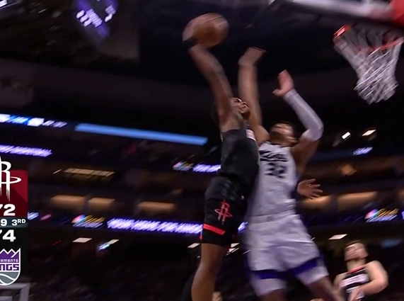 風(fēng)馳電掣！阿門全力加速禁區(qū)暴起戰(zhàn)斧隔扣考德威爾打成2+1