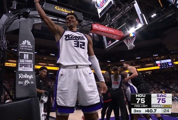 考德威爾搶籃板造成電風(fēng)扇犯規(guī) 蒙克討要說法雙方險(xiǎn)些發(fā)生沖突