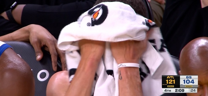 沒眼看！科爾換替補宣布投降 庫里坐板凳毛巾捂臉！