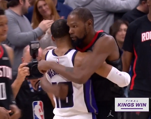 回首恩怨 分開已10年！杜威二少賽后緊緊擁抱！