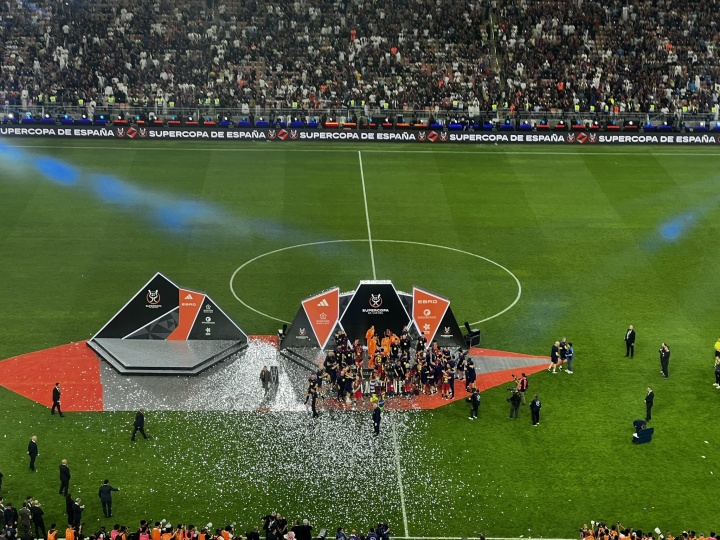 皇马方面回应不为巴萨列队：是应西足协要求，避免挡住摄像机