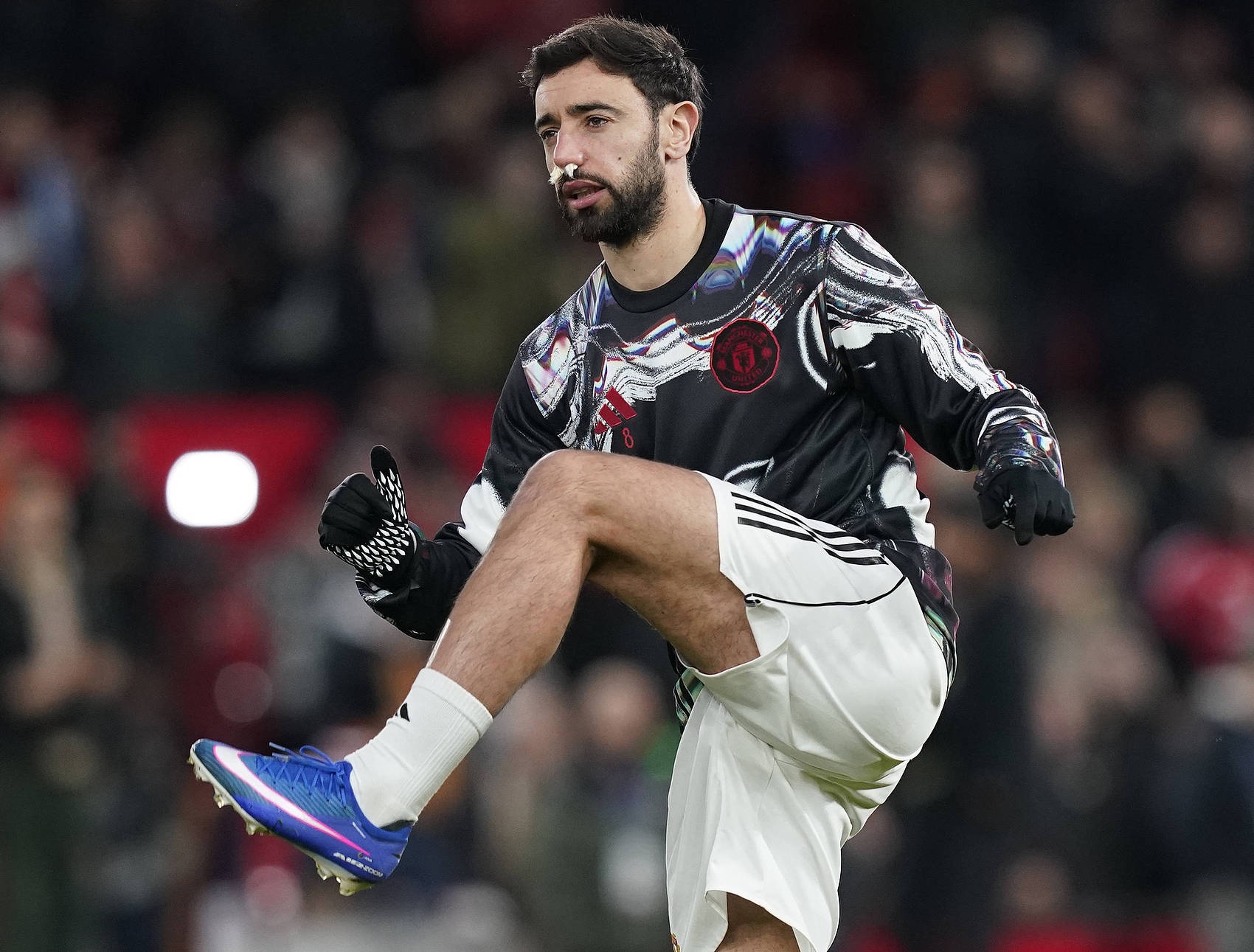 B费赛前热身被利马“爆头”，两个鼻孔都流血了 利马被吓出表情包