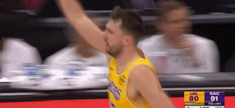 苦苦支撐！東契奇3節(jié)已砍40分6板6助 鉆人縫突破上籃追分打停國王