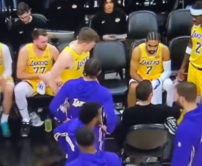 [你怎么看？]事不关己？球迷赛后复盘：雷迪克讲话 詹姆斯直接坐到镜头外了...(图1)