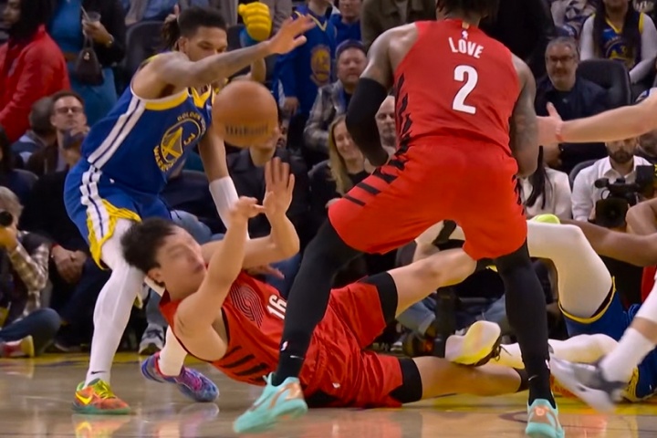 [推荐]万幸杨瀚森抢球时被撞到脑袋！接受检查后继续比赛！