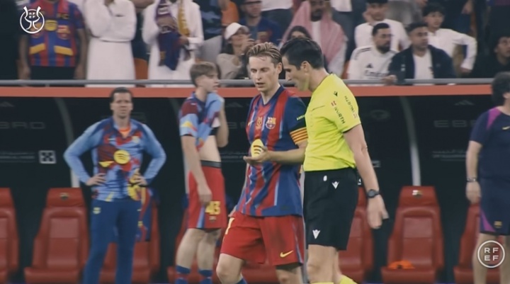 [你怎么看？]西超杯裁判录音：进1球补时加1分钟；德容铲到姆