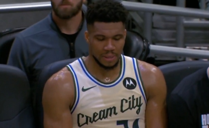 好像是哭了？雄鹿主場慘敗 末節(jié)時字母哥情緒激動 深呼吸無奈搖頭