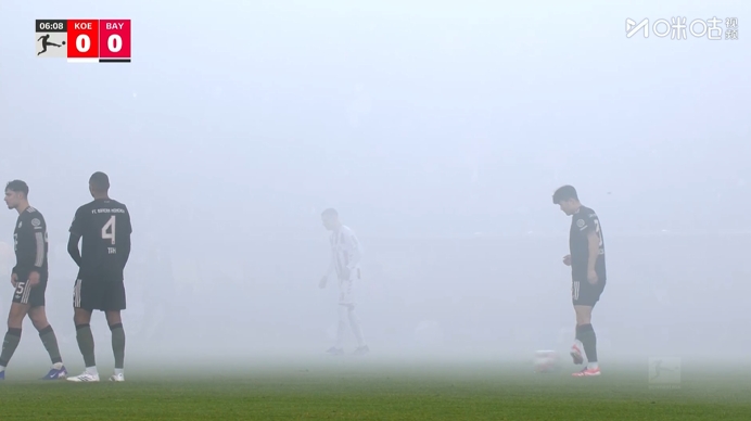 封烟了！球迷燃放大量烟花致烟雾缭绕，拜仁对科隆暂时中断