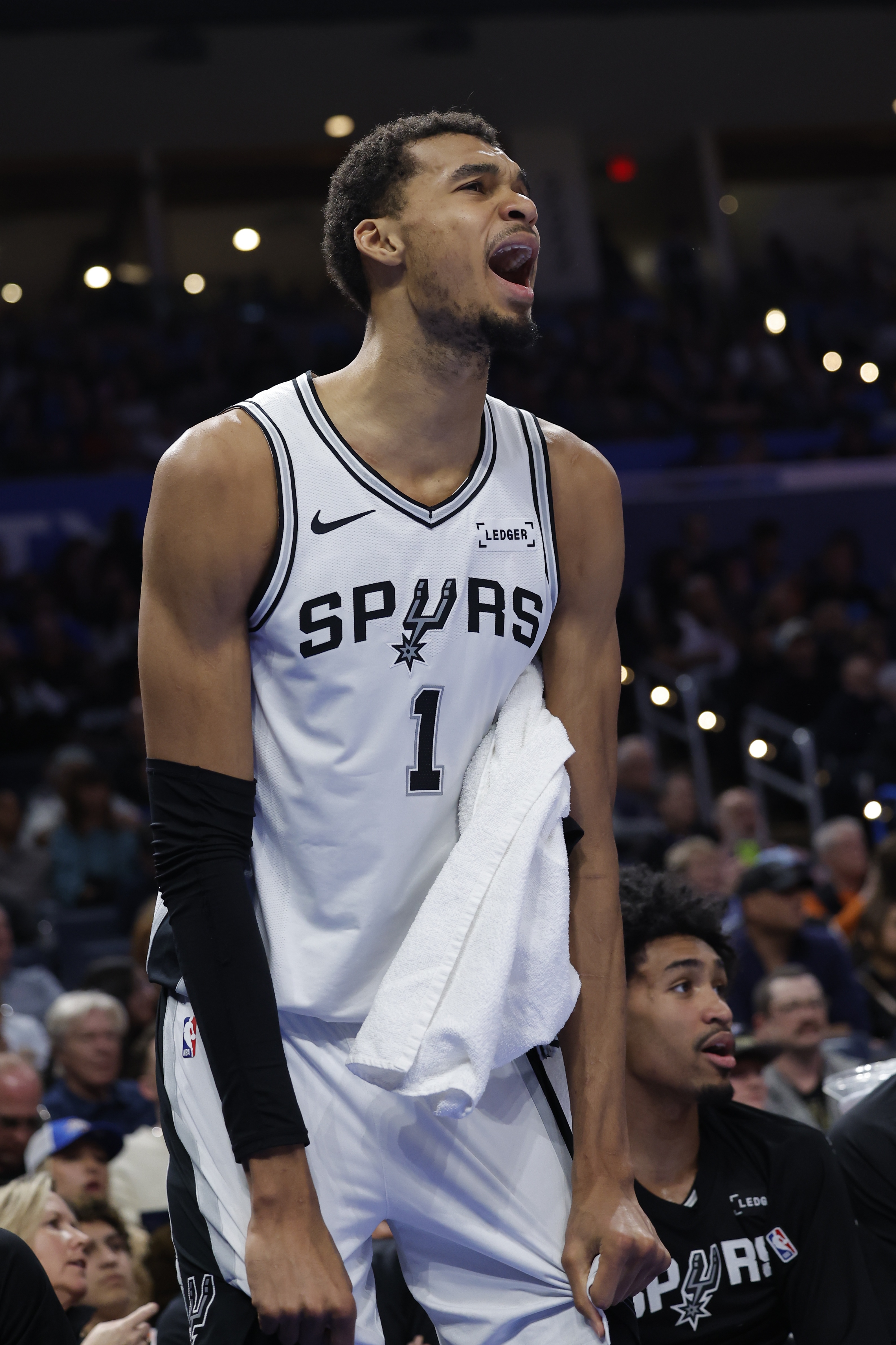 [第一观察]卡鲁索：文班在进攻端还很稚嫩 力量也不如字母哥约