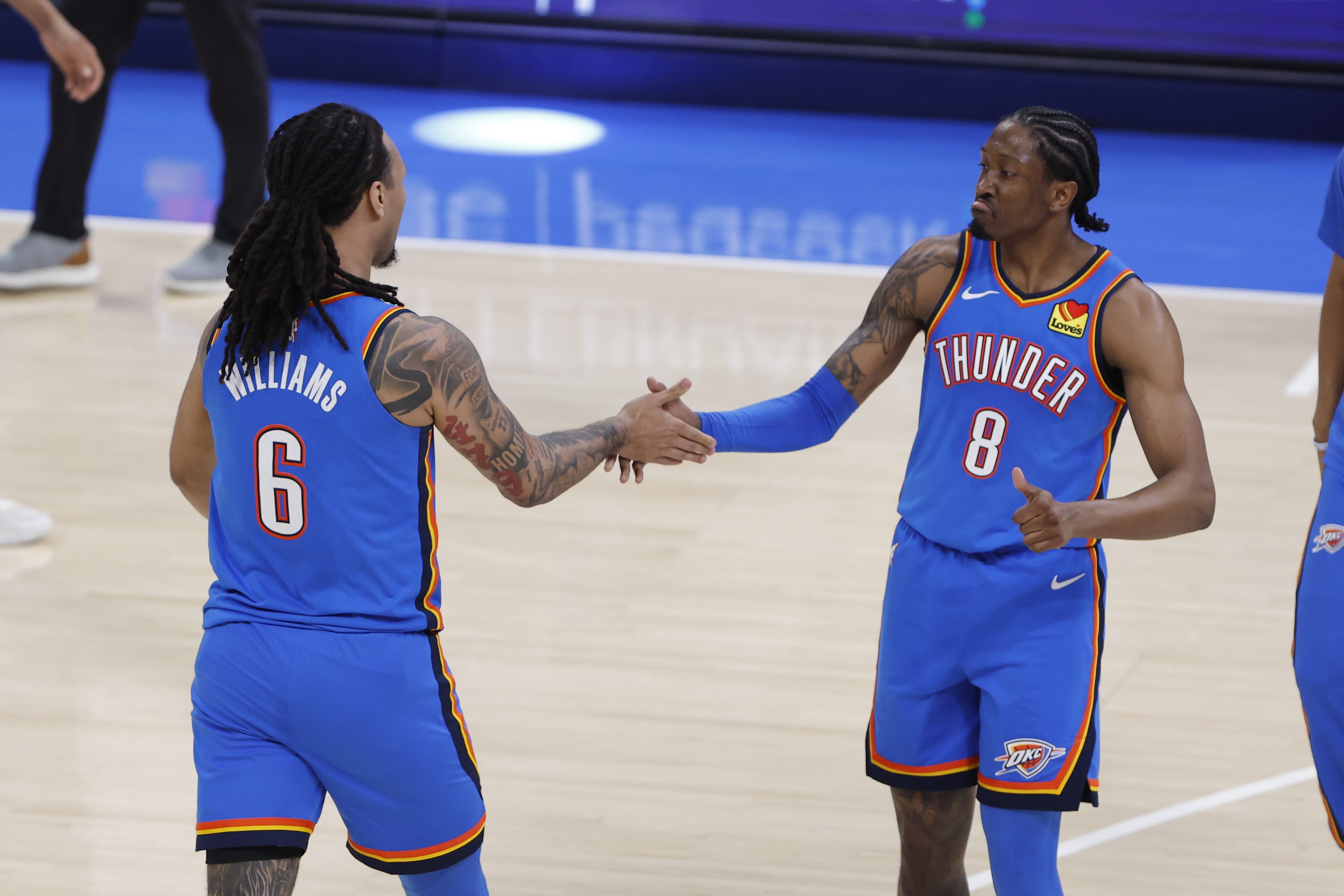 [球迷报道]杰伦威谈10助攻0失误：我主动制造进攻威胁 完全