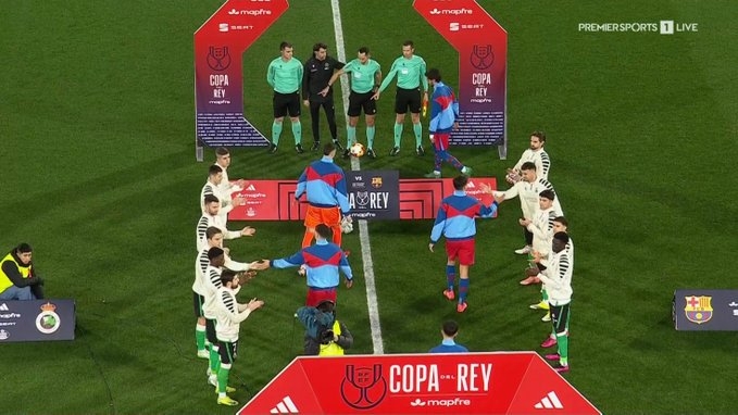 致敬西超杯冠军！桑坦德竞技球员赛前为巴萨球员列队