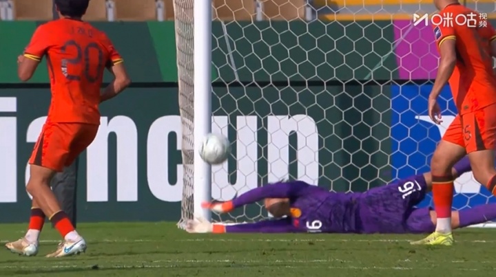 一夫当关！李昊再次神扑救险，本场第6次扑救！