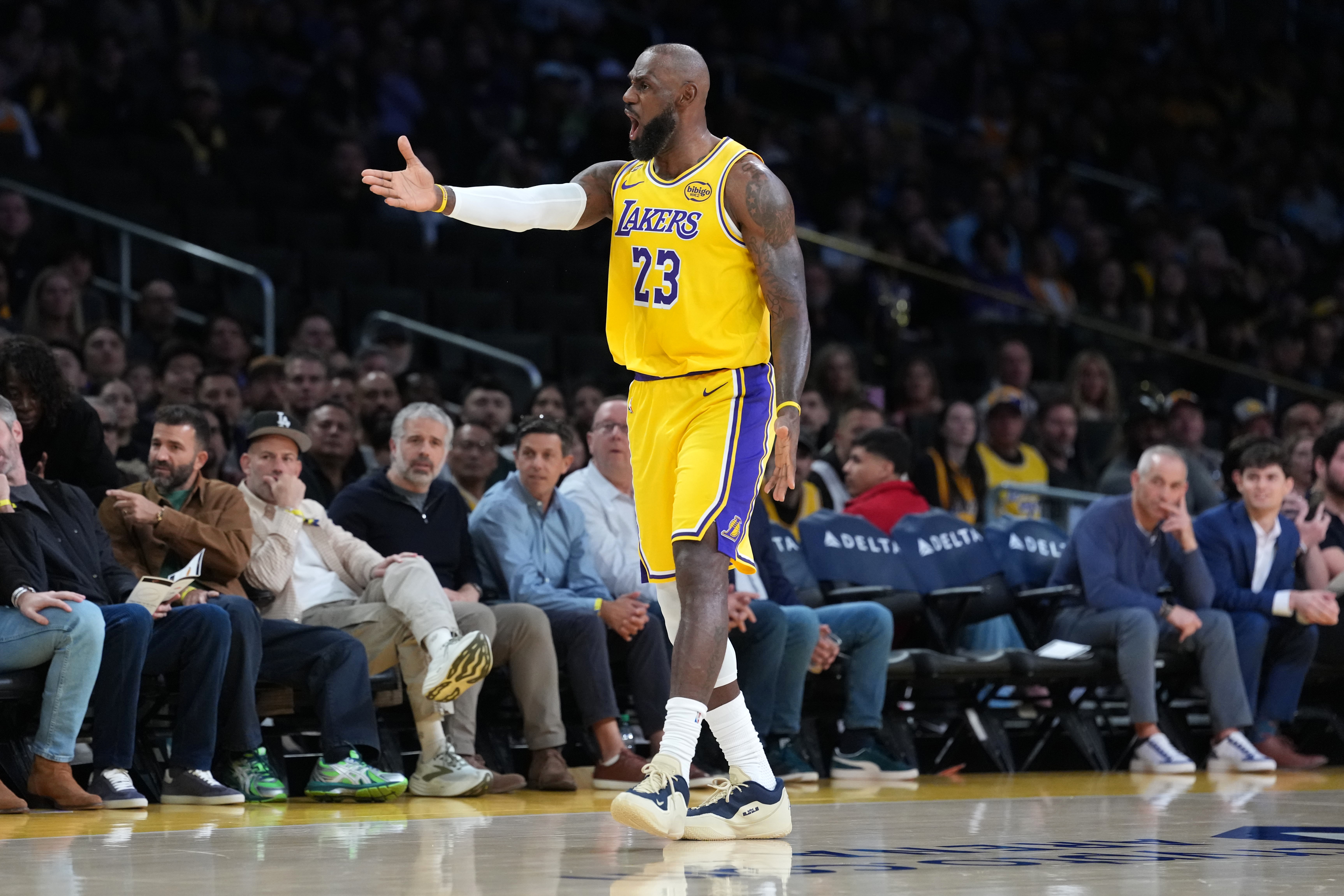 【推荐】急需调整！詹姆斯半场手感糟糕12中3得到10分3板4