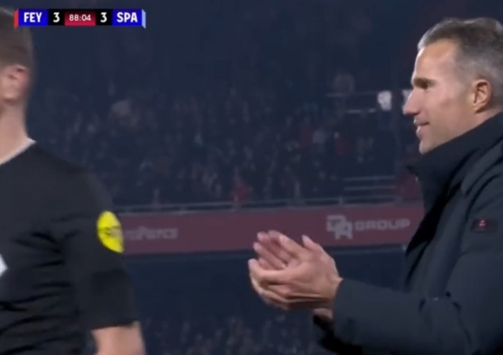 虎父无犬子！范佩西换上自己儿子，后者脚后跟+倒勾2分钟2球！