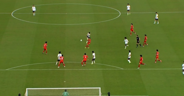 打飞了！第8分钟，国足U23传导至中路，陈泽仕禁区外爆射打高