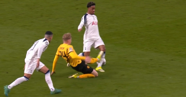 多特10人作战！斯文松蹬踏奥多贝尔膝盖，被直红罚下