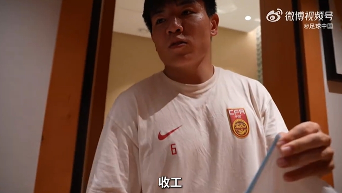 首席造型师！胡荷韬王钰栋排队找徐彬理发，这手法一看就是专业的