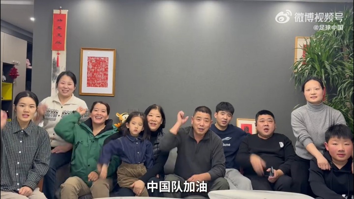 令人动容！U23国足教练组赛前准备惊喜，播放球员家人的助威视频