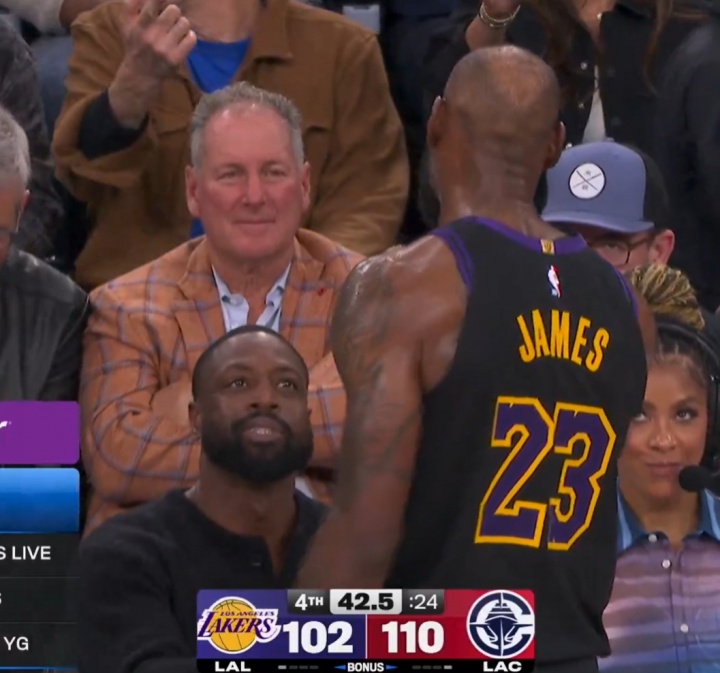 兄弟情深！比賽還剩42s 詹姆斯和解說席上的韋德握手交談！